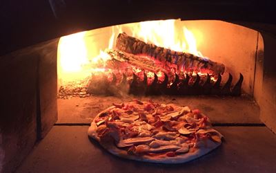 Pizza v peci